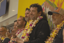 Chaleureuses retrouvailles de Patrick Bruel avec le public à l'aéroport de Tahiti-Faa'a