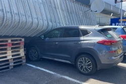 Effondrement de l'avancée d'une toiture à Papeete : deux voitures écrasées mais heureusement aucune victime