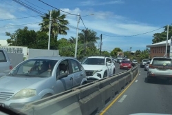 Route: à la Punaruu, la panne de la machine de transfert de voies risque d'entraîner d'énormes bouchons