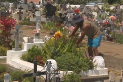 Fête de la Toussaint : préparatifs dans les cimetières de La Réunion
