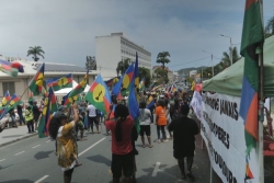 Environ 200 personnes mobilisées contre le report des provinciales à Nouméa à l'appel du FLNKS