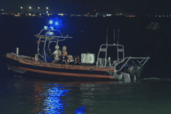 Plongée dans un exercice nocturne de la brigade nautique des pompiers, qui perfectionnent leur sauvetage en mer à Mamoudzou