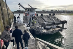 Nouvelle piste pour la collecte des sargasses : le test d’un navire amphibie en Bretagne