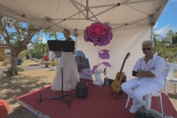 Flûte traversière et guitare pour honorer les défunts en musique, au cimetière de Primat à Saint-Denis