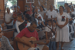 Forte affluence dans les églises polynésiennes et les cimetières pour la Toussaint