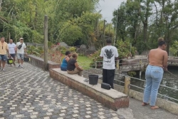 Malgré la menace de la sécheresse, la pêche à la truite attire des visiteurs à Hell-Bourg ce week-end de la Toussaint
