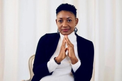 La guadeloupéenne Laurence Joseph, comédienne, actrice, auteure et chanteuse, est sur scène en Martinique