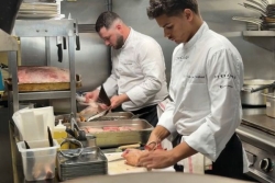 "Il y a beaucoup d’adrénaline" : fou de cuisine, le Martiniquais Robin Ferdinand se forme dans un restaurant parisien