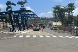 A Kawéni, voitures et bus traversent désormais d'un bout à l'autre la zone commerciale