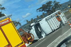 Gros embouteillages après un spectaculaire accident sur l’autoroute entre Ducos et Fort-de-France