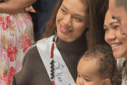 Miss Tahiti à la rencontre des malades polynésiens à Paris