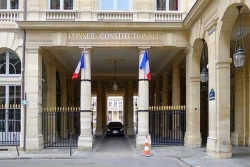 Report des élections provinciales : après l'ultime validation du Conseil constitutionnel, les réactions