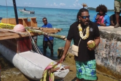 VIDÉO. Lifou : une pirogue vogue à la rencontre des savoirs oubliés