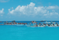 Festival Makeva de Rangiroa : course de va'a sur l'eau, cours sur les coraux sur terre