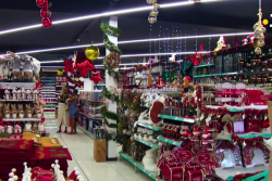 Noël: les clients se pressent déjà dans les magasins de décoration en Guyane
