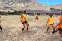 Football : la touche féminine sur le terrain de Hakahau à Ua Pou