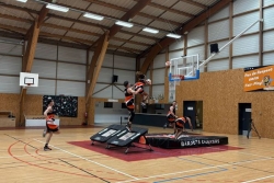 Basket acrobatique : avec les Barjots Dunkers, la Réunionnaise Chrystelle Payet virevolte au-dessus des parquets