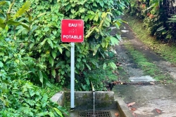 Eau potable en Martinique : la source de "Grosse Gouttière" à Saint-Joseph, impropre à la consommation... un panneau dégradé indique le contraire