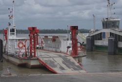 Des capitaines surinamais pour piloter le bac qui relie Saint-Laurent et Albina