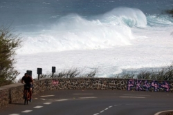 Vigilance forte houle : après Saint-Paul, Saint-Leu interdit baignade, activités nautiques et promenade sur le front de mer
