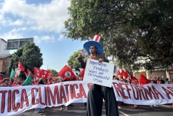 Plusieurs milliers de participants à la marche mondiale pour le climat dans les rues de Belém