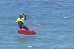 Le kitefoileur Nicolas Parlier bat le record de la Bluescope race