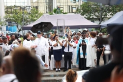 IMAGES. Les fidèles réunis pour la procession de la Vierge de Rocamadour à Fort-de-France