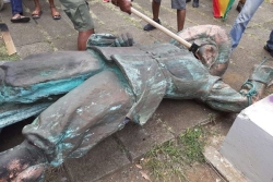 Déboulonnages de statues en Martinique : le tribunal relaxe la majorité des prévenus et reconnaît le caractère politique des actes commis