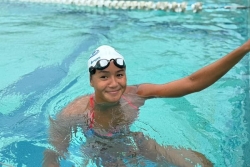 Déotille Videau, championne polynésienne de natation, a de l'or plein les yeux 