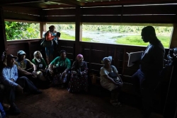 6 Miss Coco et 7 Mister Bacoco observent les oiseaux au lac Karihani