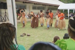 VIDÉO. À Canala, les collégiens partagent leurs savoir-faire culturels