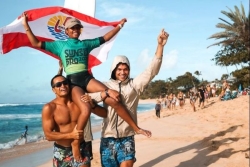 A 15 ans, Kiara Goold gagne la Sunset Pro QS 2000 à Hawaii