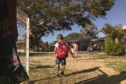 Un an et demi après les évènements de mai 2024, les enfants ont du mal à aller de l'avant