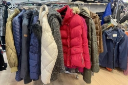 “Ça représente près de 60 % de nos ventes annuelles” : à l'approche de l'hiver, les commerces de vêtements et friperie s'organisent