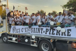 Football : les joueurs de la Saint-Pierroise défilent sur le front de mer après leur titre de champions de La Réunion