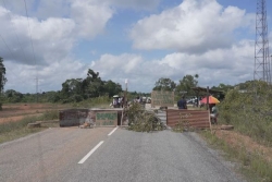 À Saint-Laurent les habitants du village Sparouine se mobilisent pour dénoncer leurs conditions de vie