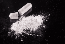 Près d’un kilo de cocaïne saisis dans un colis postal : deux suspects interpellés 