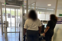 Insolite à la cité judiciaire de Fort-de-France : une femme âgée interceptée avec un pistolet dans son sac