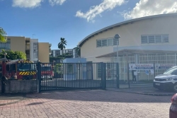 Deux enveloppes contenant un cercueil miniature et de la poudre blanche déposées dans une école des Abymes