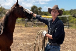 VIDÉO. À 21 ans, Benjamin Séché prend la relève du domptage de chevaux en Nouvelle-Calédonie