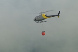 Des renforts de pompiers spécialisés et des hélicoptères pour lutter contre le feu à l'Île des Pins, toujours en cours mercredi