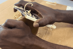 VIDEO. Quand la cire réchauffe les âmes : le marché de Noël qui aide les patients à retrouver leurs gestes