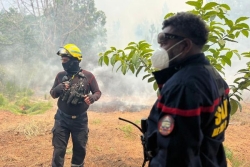 Les pompiers continuent leurs efforts pour maîtriser le feu de l'Île des Pins
