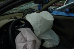 Airbags Takata : le modèle de voiture de la victime de La Réunion déjà impliqué dans un accident en Guadeloupe, selon une enquête Radio France