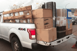 VIDEO. à Saint-Pierre-et-Miquelon, un afflux de colis fait tourner la poste à plein régime