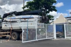 Des épaves retirées du front de mer de Mamoudzou un an après le passage du cyclone Chido