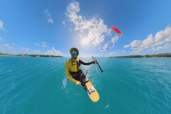 VIDÉO. Quand Titouan Galea et Nicolas Parlier relèvent le défi d’un Nouméa - île des Pins en kitefoil