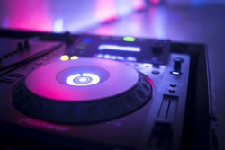 Remixes polynésiens générés par l’IA : un outil innovant, qui relance le débat des droits d'auteur