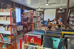 Des livres et des jeux : la recette gagnante de la bibliothèque de Maripasoula