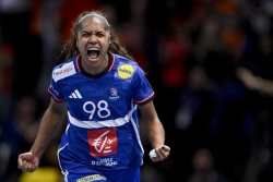 Libérées par la Calédonienne Suzanne Wajoka, les Bleues décrochent le bronze au Mondial de handball